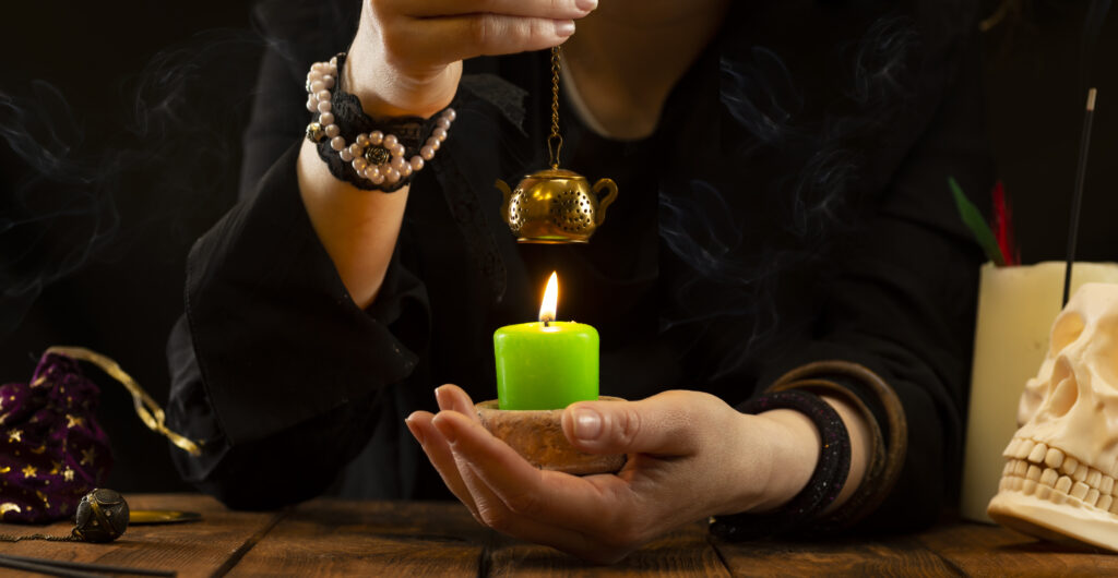 alt="Kobieta wróżąca z kart Tarota – porada online"