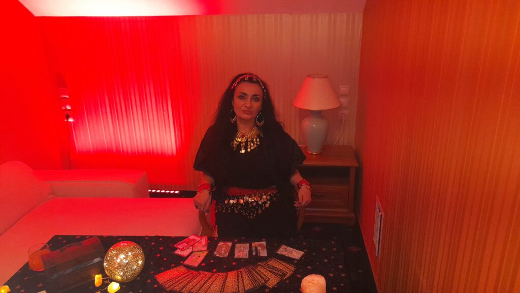 wrozka kladzie karty na evencie firmowym